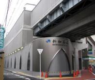 【JRおおさか東線「新加美」駅】 徒歩 12分
JRの最寄駅から徒歩圏内で交通便利です。
