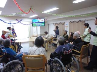 [施設の日常・イベント]定期的に開かれる、カラオケ大会！皆さま自慢ののどを披露されます♪
