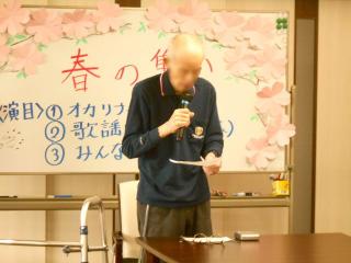 [施設の日常・イベント]ご入居者様も歌謡吟詠で自慢の歌声を披露してくださいました！！他のご入居者様も口ずさんでいました！！