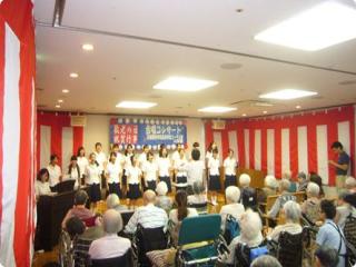 [施設の日常・イベント]【敬老の日】
女子高校生による清々しい合唱が心に響き、感動に包まれるひと時でした。