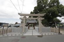 【神社】 徒歩 2分
徒歩２分の場所に神社もあり、緑も多く自然豊かな環境です。