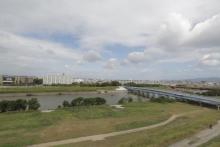 【屋上からの景色】 徒歩 
屋上からは、近くを流れる大和川が見えます。河川敷を散歩でき軽い運動もできます。