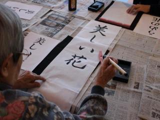 [施設の日常・イベント]皆様で書き初めを致しました。