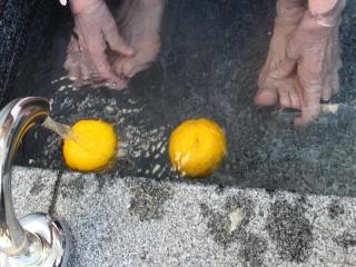 [施設の日常・イベント]冬至に柚子湯(足湯)をお楽しみ頂きました。