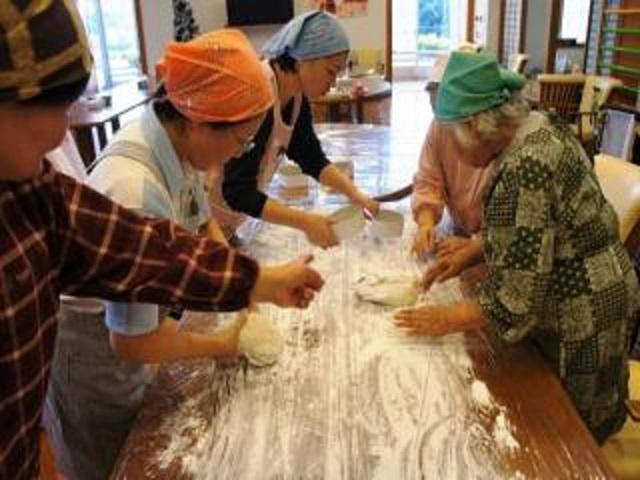 [施設の日常・イベント]餅つき大会。みんなで丸めて丸めて、自分たちで作ったおもちの味は格別です。