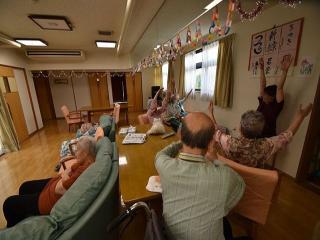 [施設の日常・イベント]【リハビリ体操】
スタッフと一緒に楽しく体を動かしていただいています。