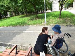 [施設の日常・イベント]【お散歩】
お天気の良い日には、お散歩を楽しんでいただきます。