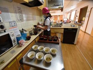 [施設の日常・イベント]【お食事】
スタッフが準備します。ご入居者さまも一緒に調理を楽しんでいただくこともあります。