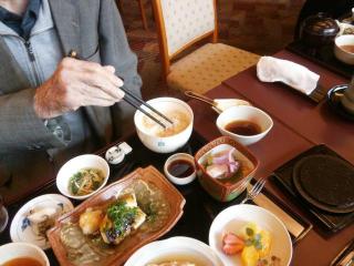 [施設の日常・イベント]外食レクリエーション。ホテルに行くことも。