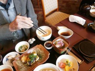 [施設の日常・イベント]外食レクリエーション。ホテルに行くことも。