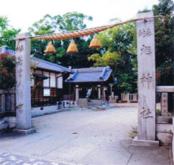 【若宮八幡宮　旭神社】 徒歩 3分
徒歩3分で緑豊かな神社にもお参りできます。