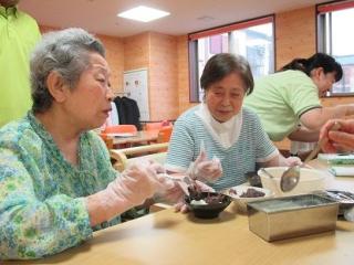 [施設の日常・イベント]おやつ作りの様子！皆さん真剣な表情でスタッフと調理します！