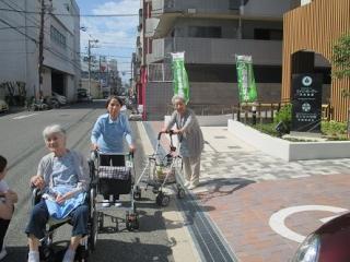 [施設の日常・イベント]お天気の日には、施設周辺をお散歩する事も♪外出はとても人気です！