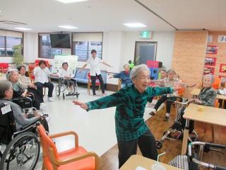 [施設の日常・イベント]おとなの学校『体育』で賑やかに体を動かします！