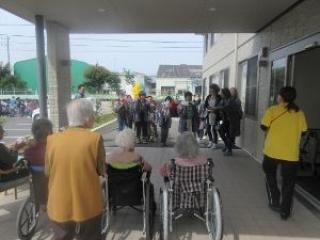 [施設の日常・イベント]お神輿がやってきた。やっぱり迫力がありますね。この後が木遣理の披露です。