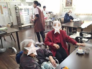 [施設の日常・イベント]ご入居者様が談笑されている様子です。
