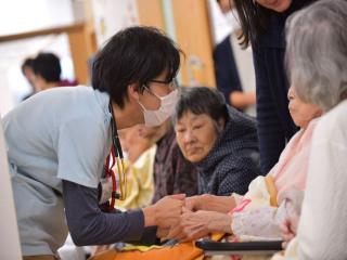 [施設の日常・イベント]利用者様とスタッフ