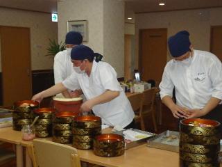 [施設の日常・イベント]「出張の寿司店」プロの寿司職人を呼んで食事レクです