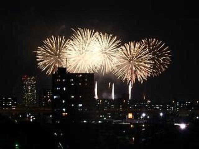 [施設の日常・イベント]【納涼祭】屋上での江戸川花火大会観覧。翌週は「夏祭り・盆踊り大会」も。