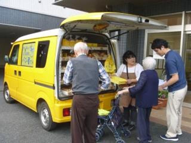 [施設の日常・イベント]週に１回移動パン屋さんが来ています。選ぶ楽しさと食べる楽しさの両方味わえます。