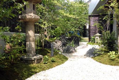 1Fダイニングルームに面した日本庭園