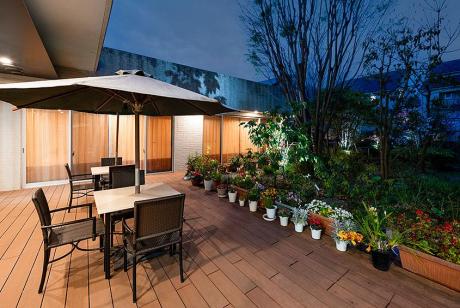 1F中庭（夕景）