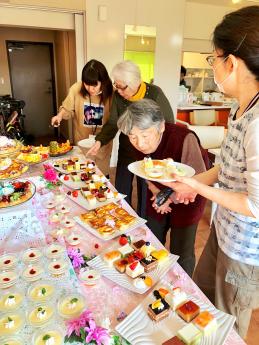 スカイラウンジでスイーツバイキング　??