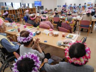 [施設の日常・イベント]ウクレレ演奏会での一コマ