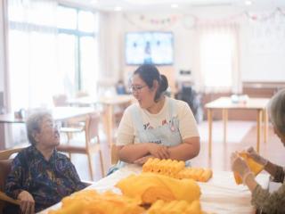 [施設の日常・イベント]ご入居者様と一緒に、おしぼりの準備。お話しながらだと捗りますね。