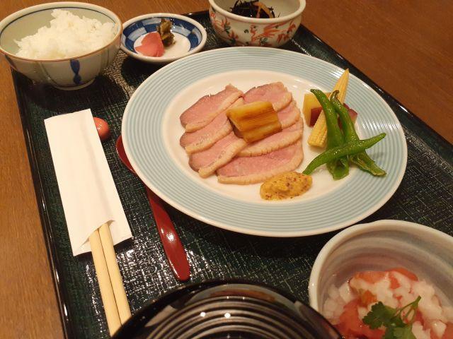 今月の特別食「京鴨の塩蒸し」鴨肉は「ビューティーミート」