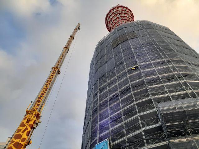 ポートタワーのリニューアル工事にきりん柄のクレーン車が出現
