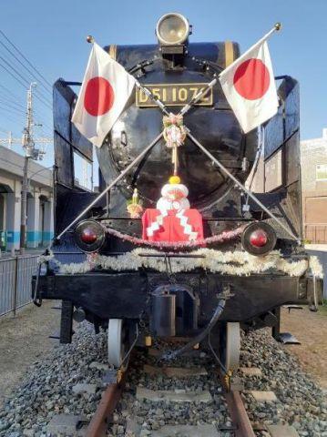 JR神戸駅近くの機関車「デゴイチ」のお正月装飾?