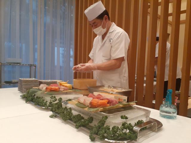 老人ホームのお寿司のお味は?料理長がご入居者さんの前で握る握り寿司?