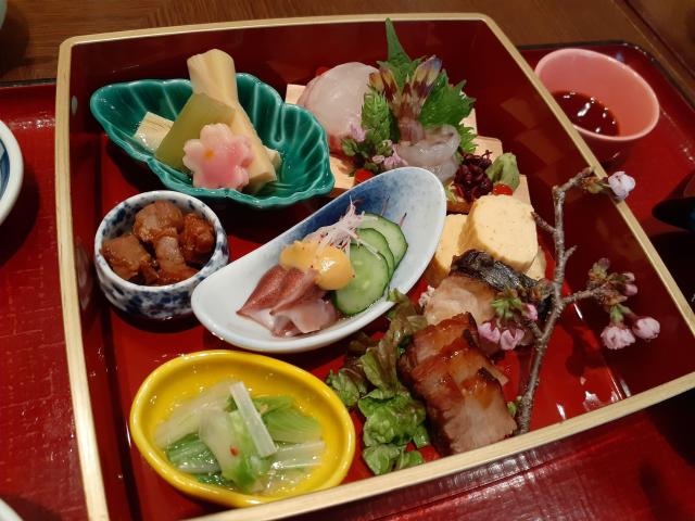 「これが老人ホームの食事？美味しい、感動した。」エレガリオ神戸の特別食「松花堂」