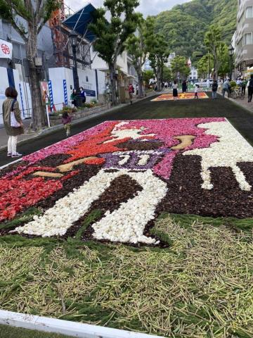 北野坂で開催された北野坂「インフィオラータこうべ2022」ダルビッシュ有選手の花絵が印象的??