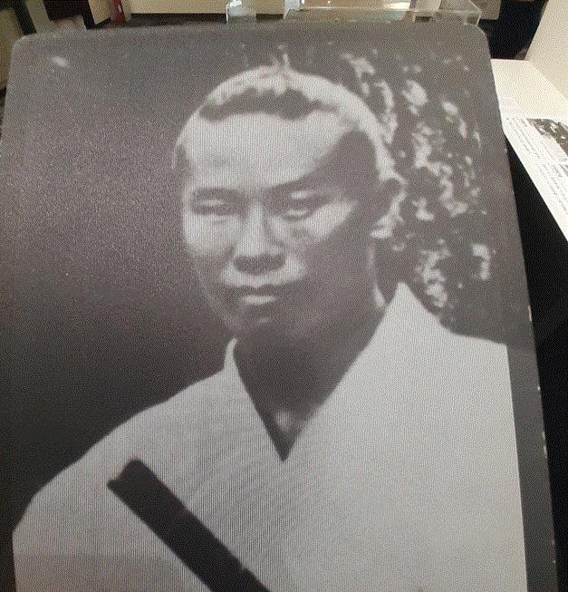 「ひょうごはじまり館」こちらのお顔写真はどなたでしょうか。