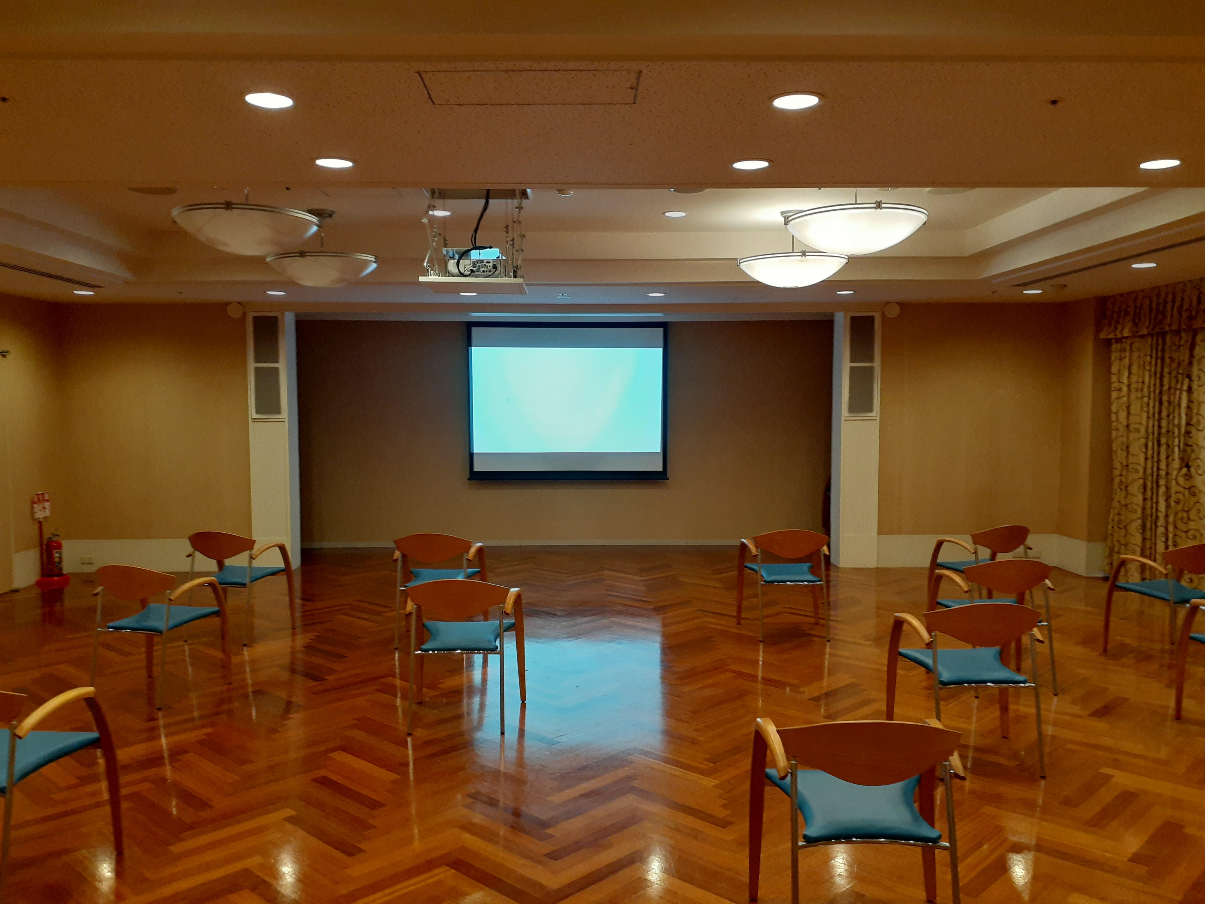 老人ホームだからといって昔の映画を上映しているかと思ったら大間違い!