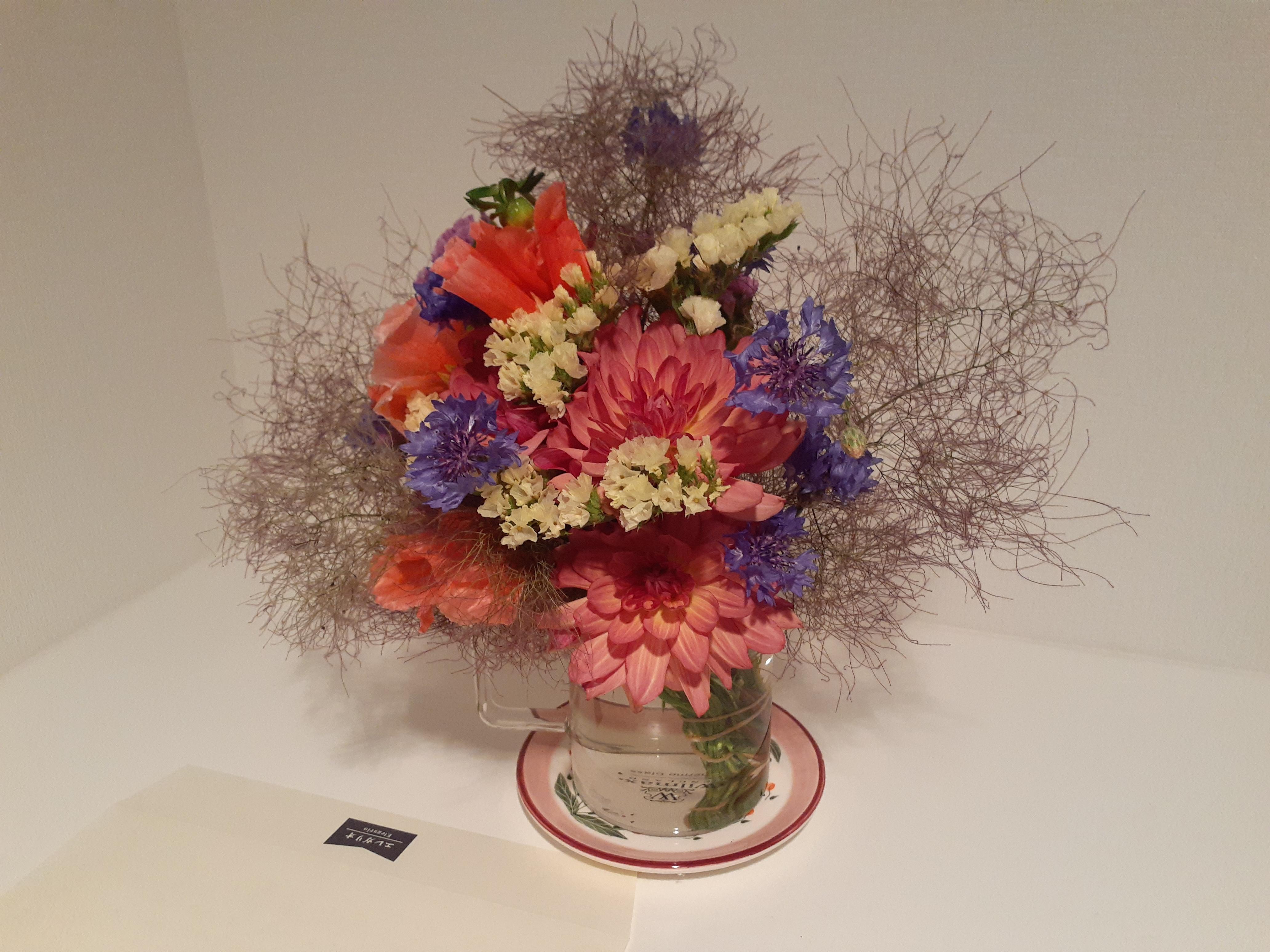 ご入居者さまの為に職員が活けたお花です?
