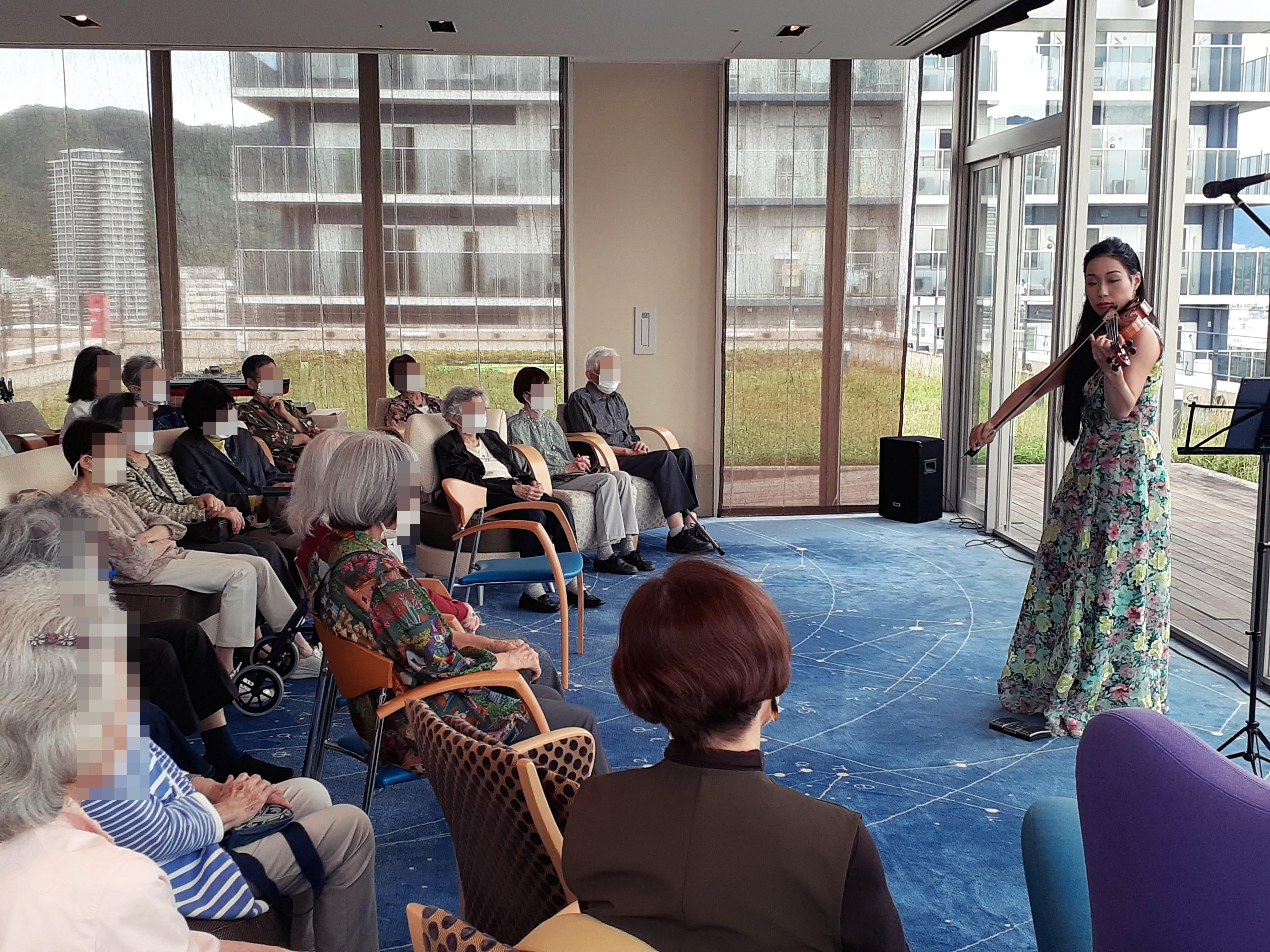 25階ラウンジで秋のヴァイオリンコンサートを開催しました♪