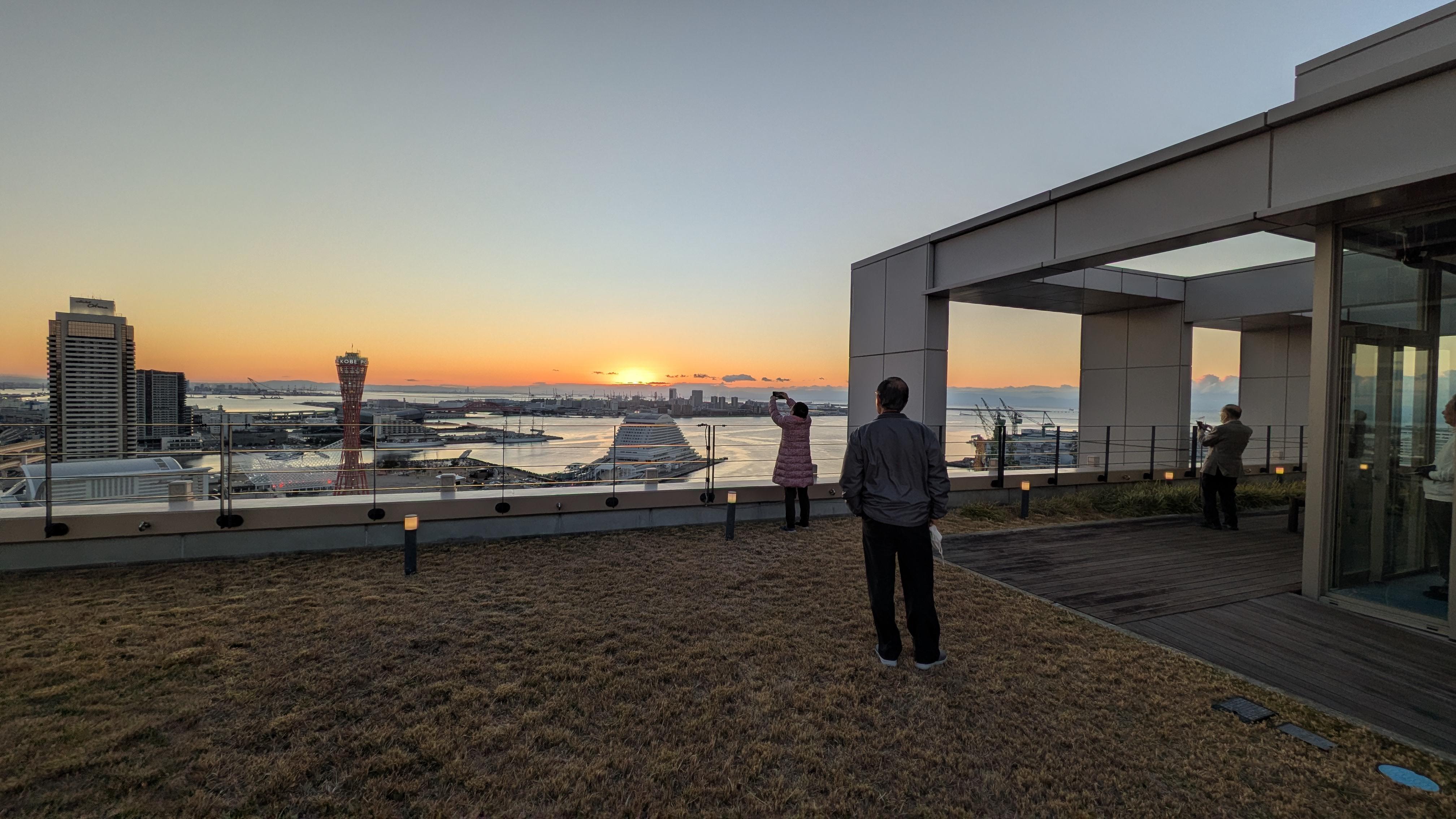 25階ラウンジにて、希望に満ちた初日の出