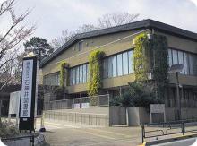 【練馬区立石神井図書館】 徒歩 13分
自然と文化の調和を感じさせる図書館です。バリアフリーにも対応しています。