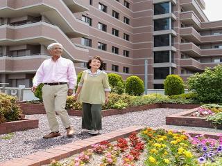 [施設の日常・イベント]日差しが降りそそぐ6階屋上庭園では、趣味の菜園や草花を眺めながら散策をお楽しみいただけます。