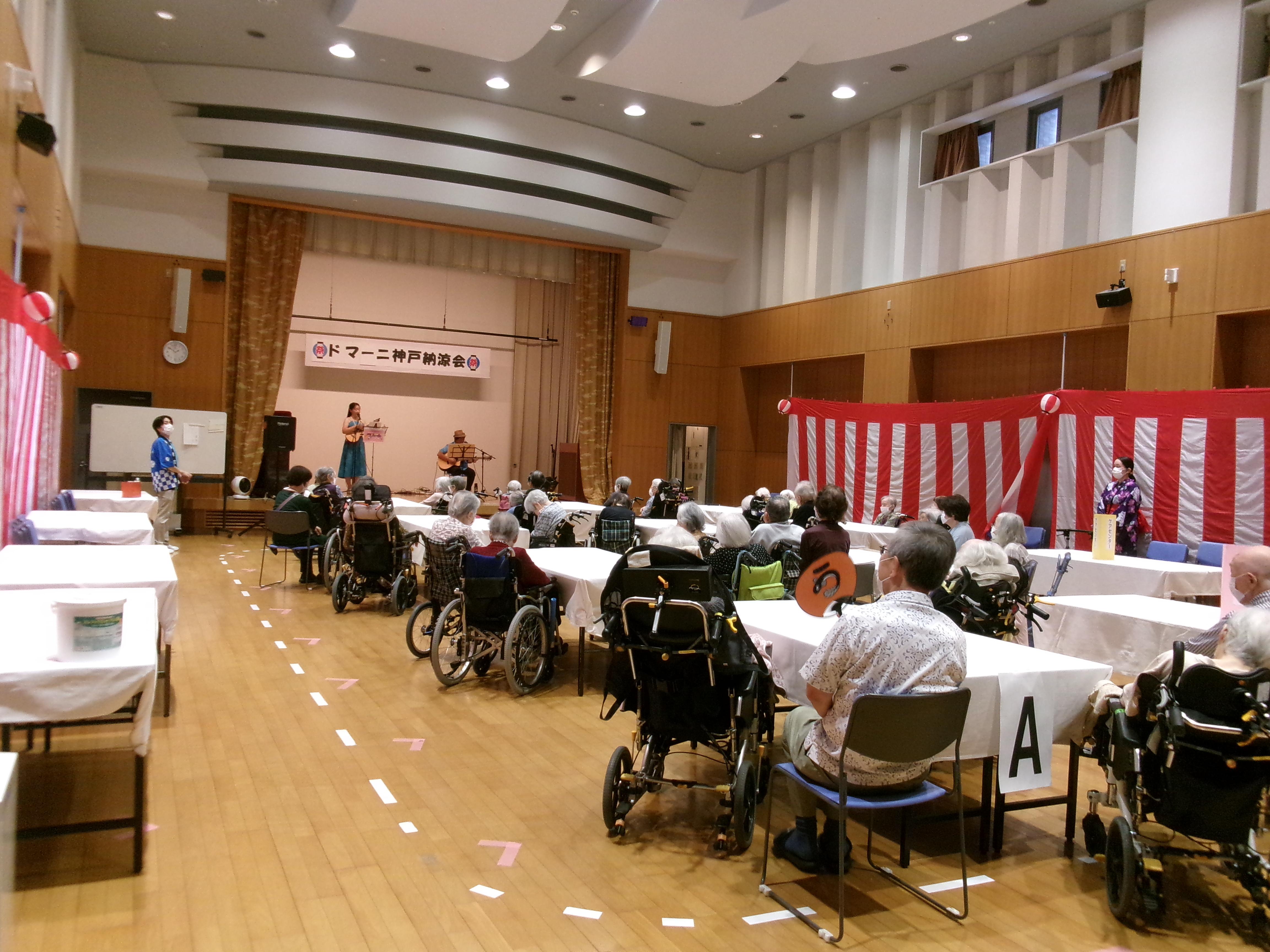 [施設の日常・イベント]リハビリ体操やコンサート、ちぎり絵、お習字、季節折々の催し、館外への外出もございます。
