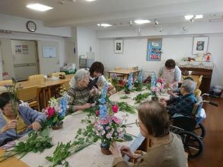 [施設の日常・イベント]フラワーアレンジメント