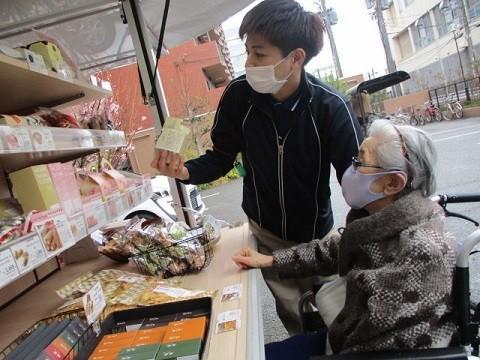 走るデパ地下！阪急百貨店スイーツ移動販売がやってきました！