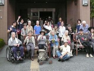 [施設の日常・イベント]【芋掘り】
大勢のご入居者さまとスタッフで芋掘り！沢山収穫できました。