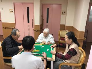 [施設の日常・イベント]友人同士で麻雀を楽しんでいます。真剣勝負なのが伝わります。