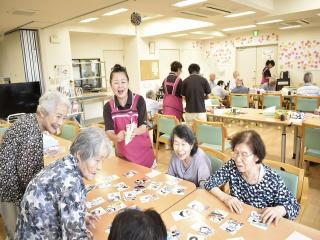 [施設の日常・イベント]デイサービスでの様子です。誰でも楽しめるレクリエーションをご用意しています。