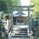 【泉神社】 徒歩 1分
近年、パワースポットとして人気の神社です。