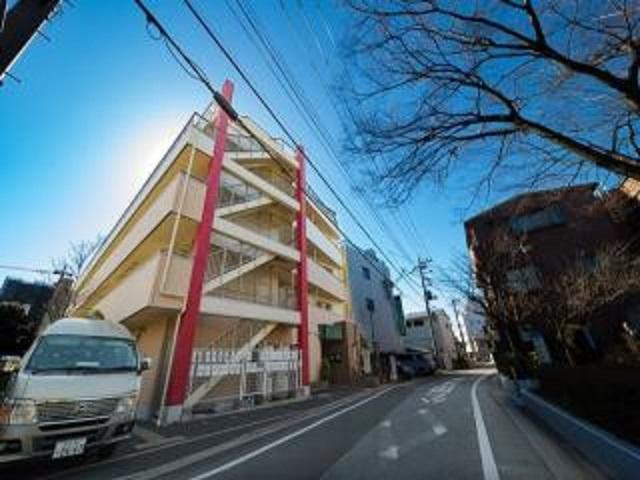 5階建ての赤い柱が目立つ施設です。